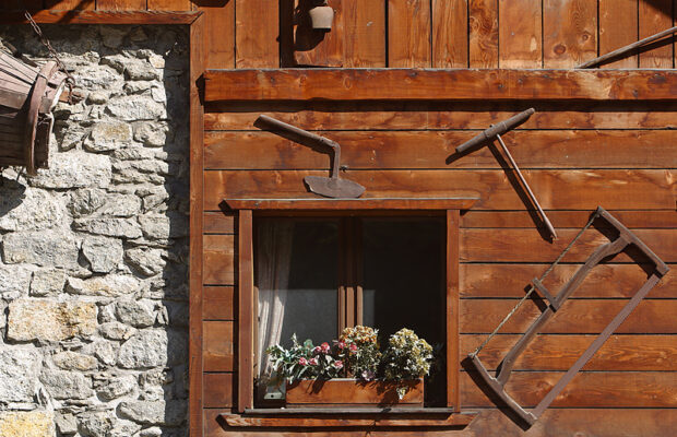 Check Out This RUSTIC CABIN Cubicle! Check Out This RUSTIC CABIN Cubicle!